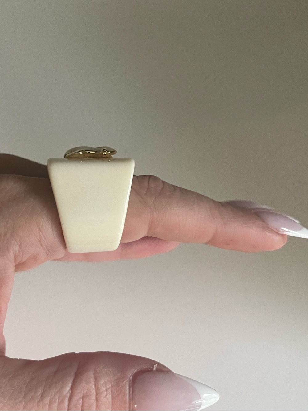 Gorgeous cream and gold Chanel Cocktail Ring Sz 7 ✨Read Description .. - Picture 5 of 6